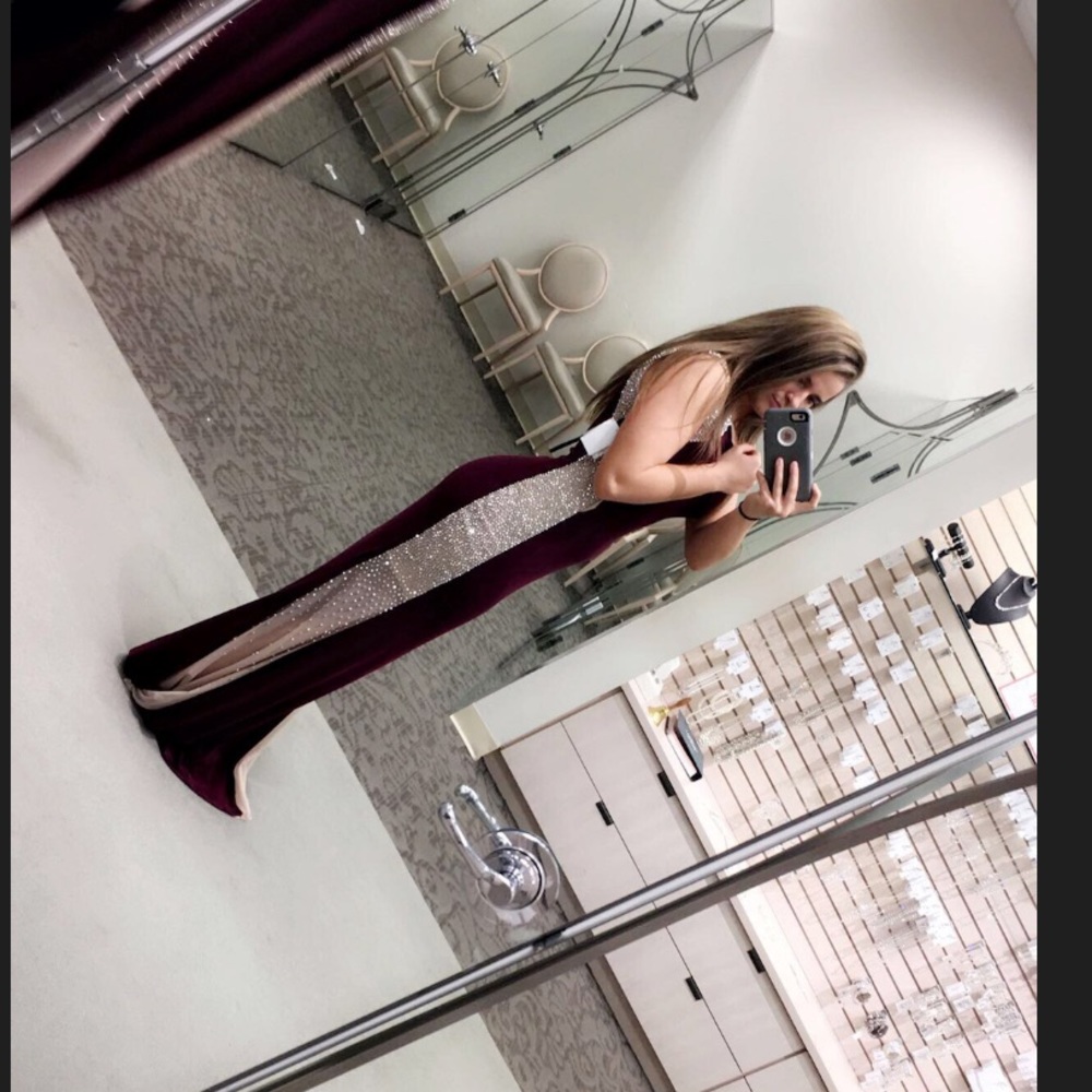 Gorgeous maroon dress - Picture 2 of 3